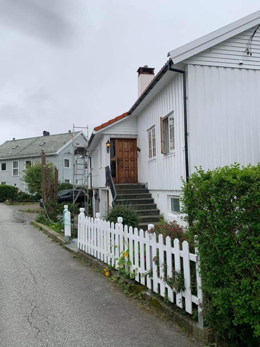 Sentrumsnaer Kjellerleilighet, Naer Sykehus Og Hogskole, Parkering Haugesund Exteriör bild